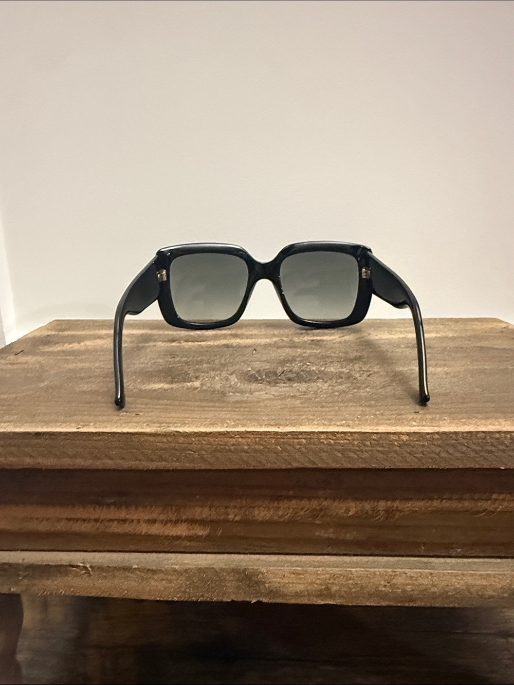 Gucci GG0141SN 001 Oversized Square Sunglasses - Black - Good Condition - Picture 6 of 9